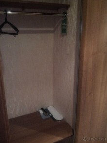 Шкаф. Встроенный в стенку напротив входа в туалетную комнату.