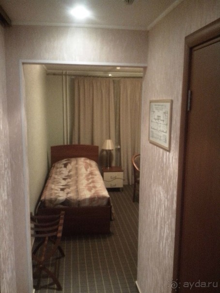 фото от входной двери. Справа видна дверь в туалетную комнату.