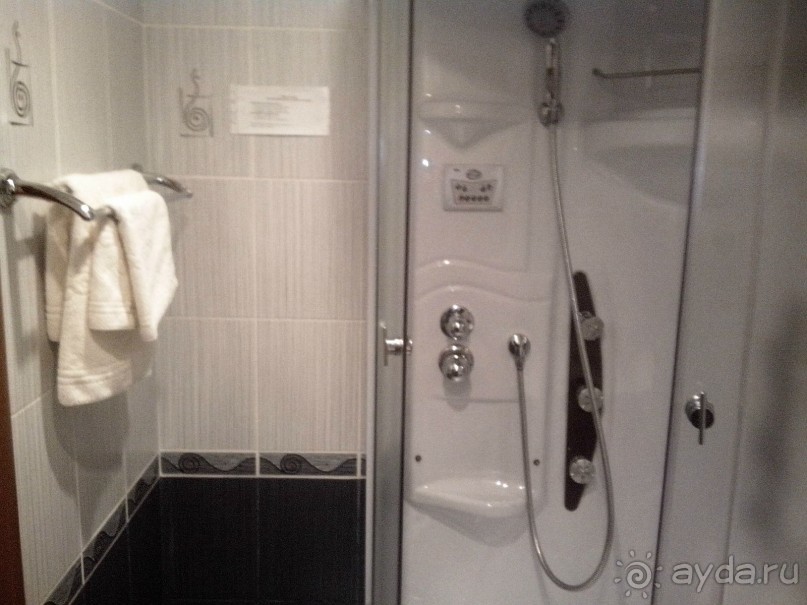 Душевая кабинка и полотенца. В кабинке окаймляющие светильники ободки немного поддались ржавчине. Не критично. А вот то, что перепутаны сторонами холодная и горячая вода оказалось не очень приятным сюрпризом)))