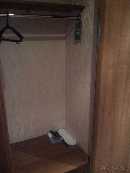 Шкаф. Встроенный в стенку напротив входа в туалетную комнату.