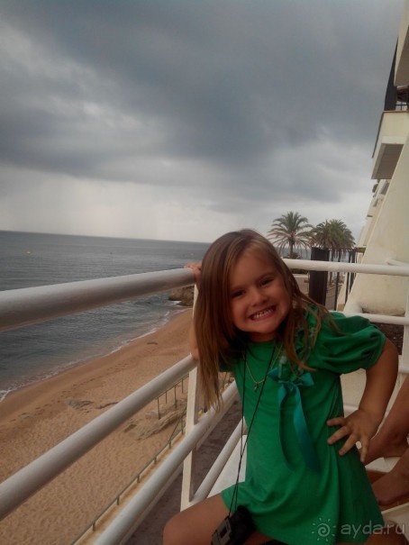 Дочь кривляется :)