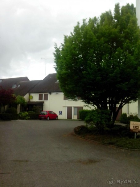 Вполне себе приличен, жаль не близко...