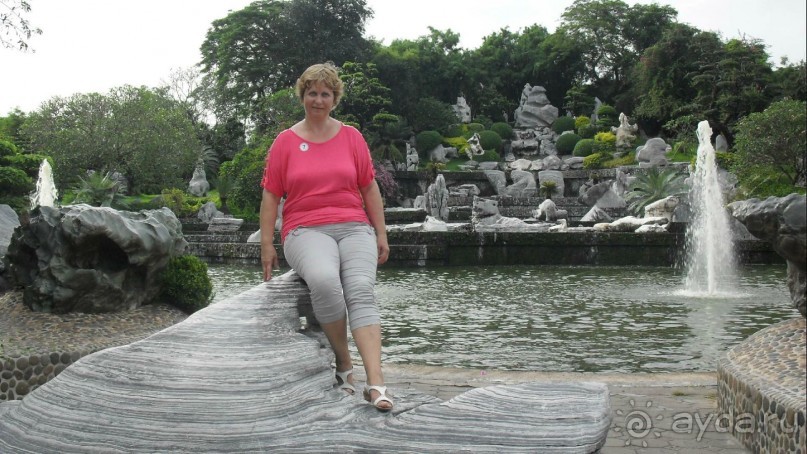 Парк миллионолетних камней . Озеро карпов.