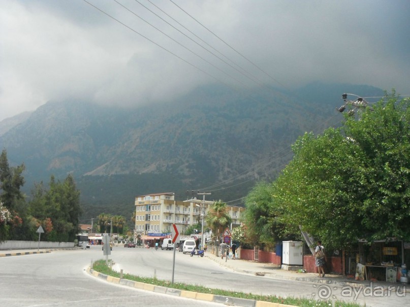 отель и улица, ведущая к пляжу