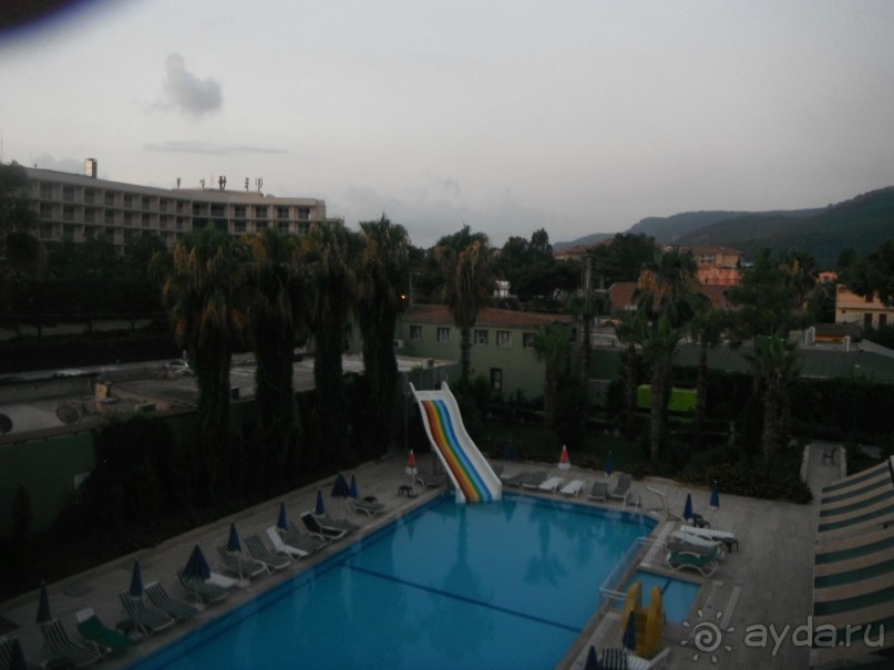 вид с балкона на соседний отель