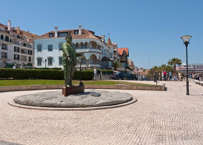 Памятник королю Карлушу I.
Король проявлял интерес к глубоководным и морским исследованиям, поэтому скульптор Луиш Валадареш изобразил его в морской униформе стоящим на борту судна с биноклем в руках и смотрящим на залив.
