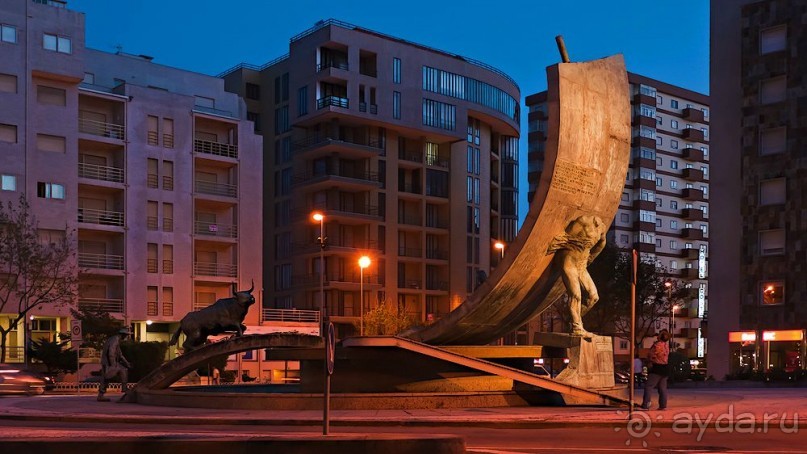 Памятник тоураде (португальская коррида).
