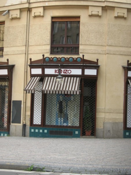 Вы сюда не в отеле сидеть приехали.