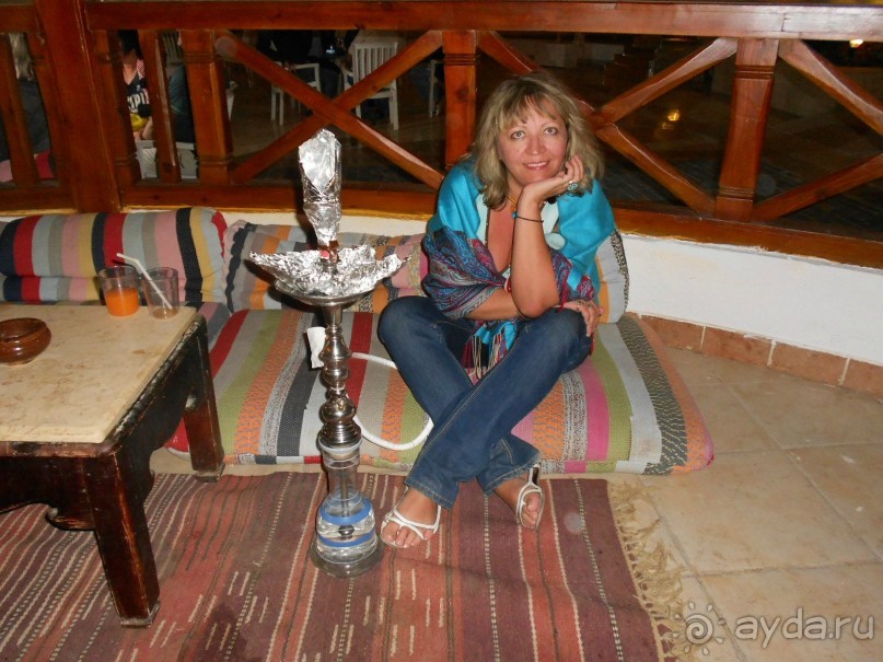 В баре в отеле на свежем воздухе приятно вечерком всячески посидеть