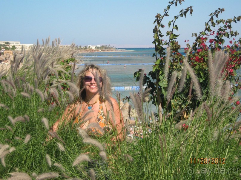 На набережной у моря...