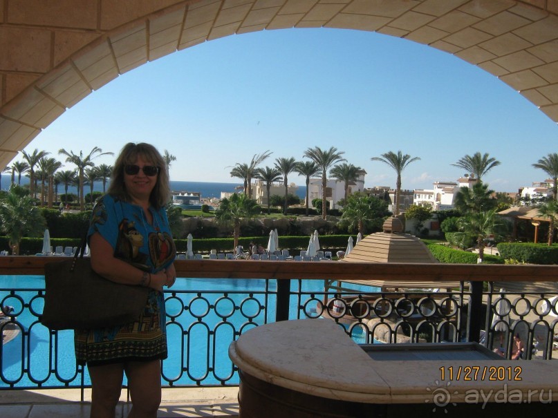 Вид на бассейн с открытой веранды ресторана