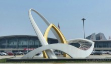 Скульптура у здания аэровокзала