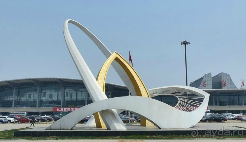 Скульптура у здания аэровокзала