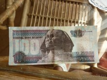 самая крупная купюра - 100 египетских фунтов, номиналом около 16 долларов