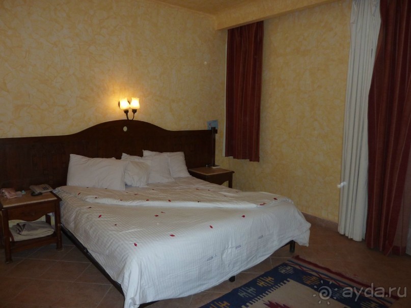 кровать в номере украшенная =)