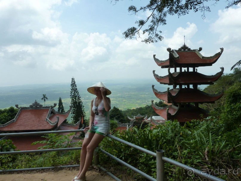 гора Та Ку, подъем по ступеням к Будде