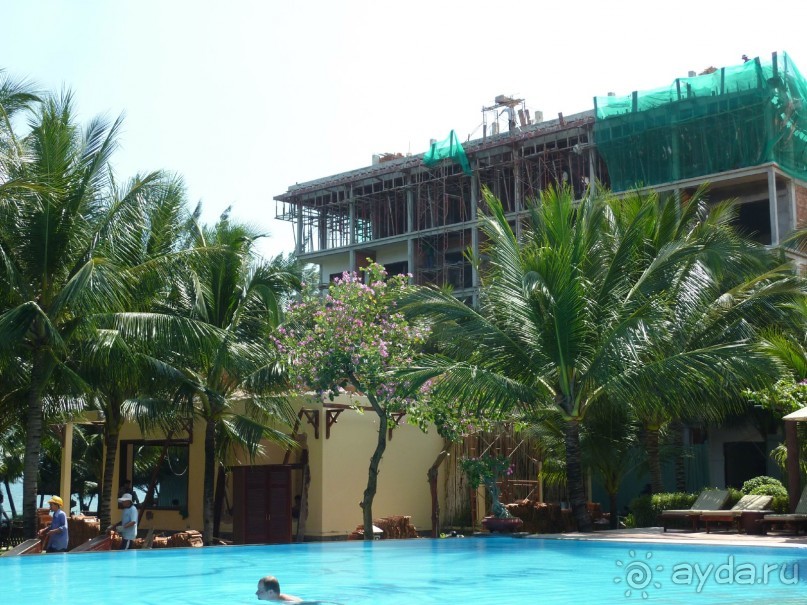 стройка на территории - сторят новый корпус заместо бунгало