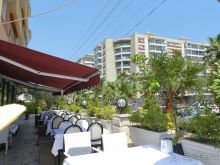 кафе около дома и собственно сам дом