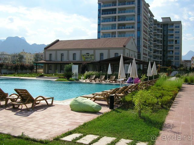 дом, в котором мы жили, и бассейн, в котором купались )))