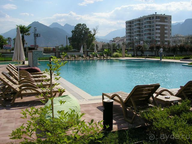 наш бассейн с видом на горы