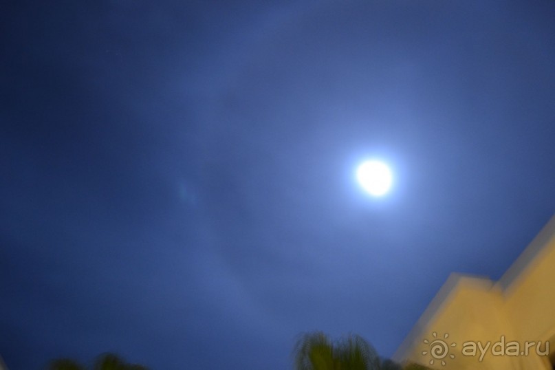 луна со странным ореолом!