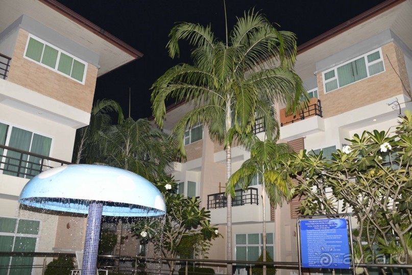 Если и подходит к этому отелю название - то это слово "тихий"