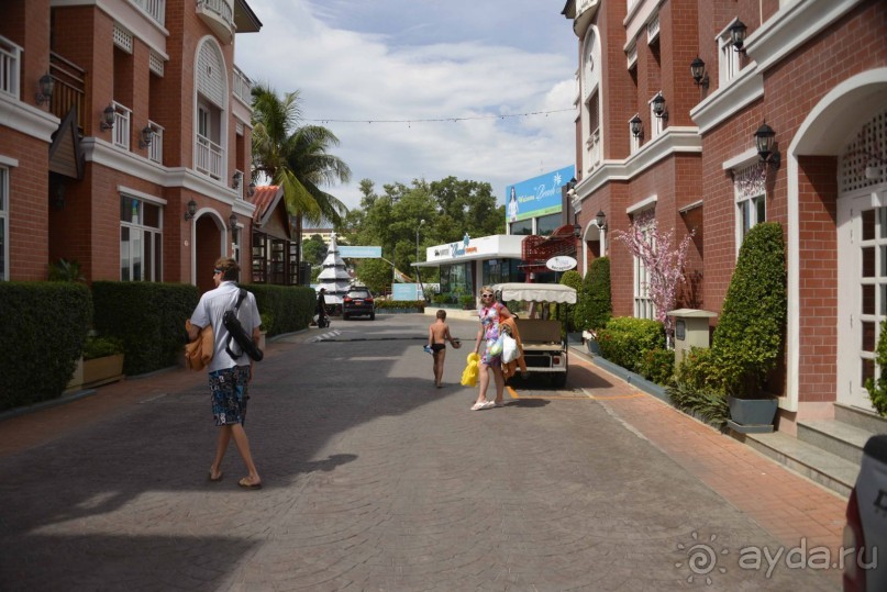 Если и подходит к этому отелю название - то это слово "тихий"