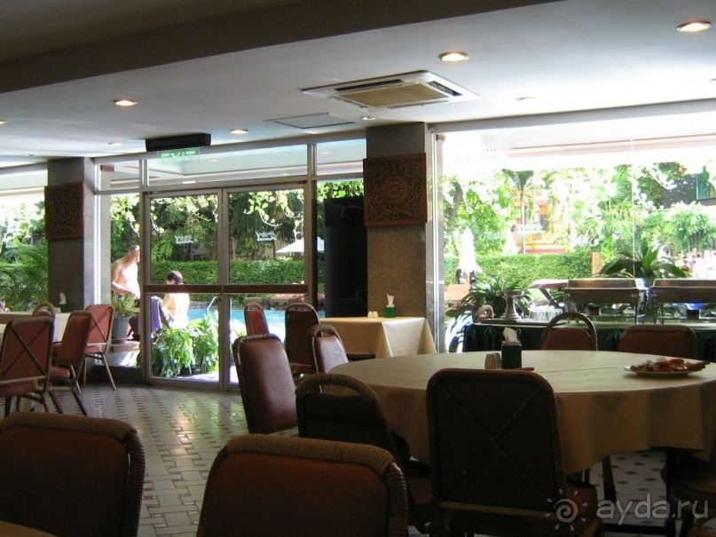 вид из ресторана на бассейн