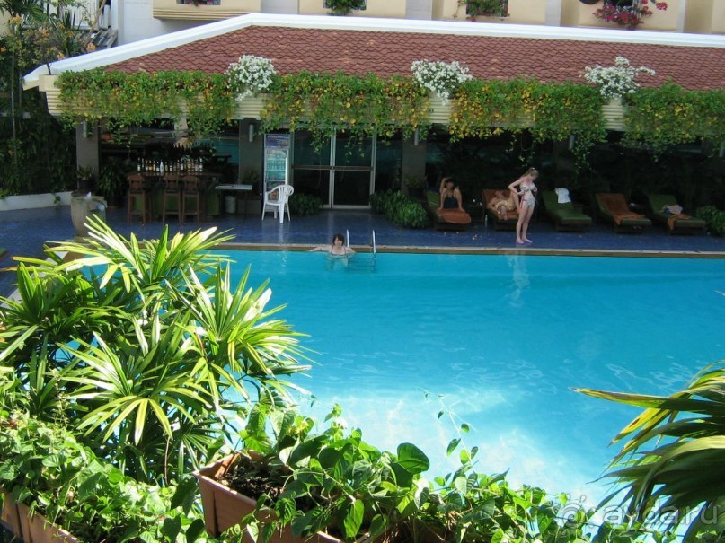 бар у бассейна