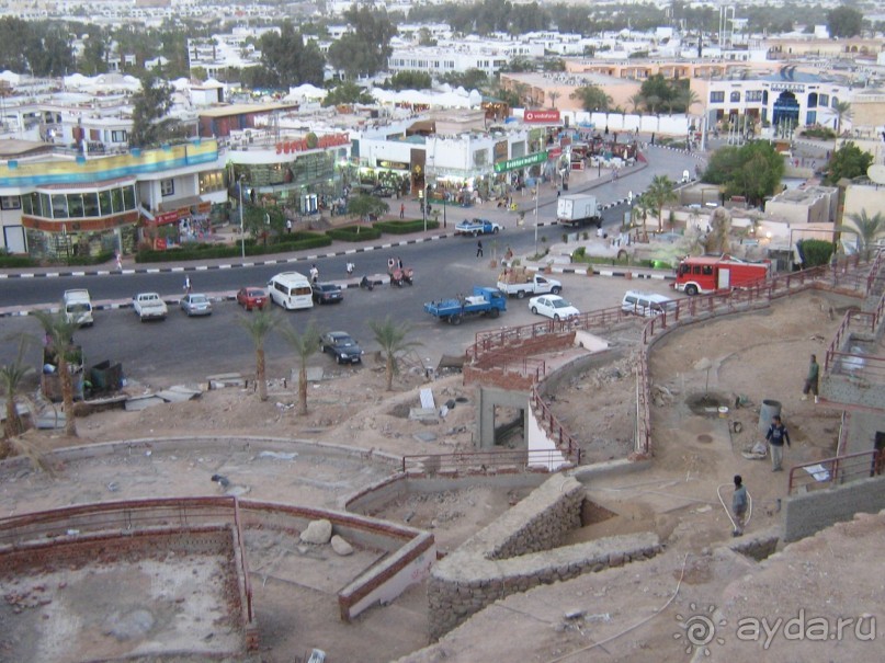 вид на город и море с главного входа отеля