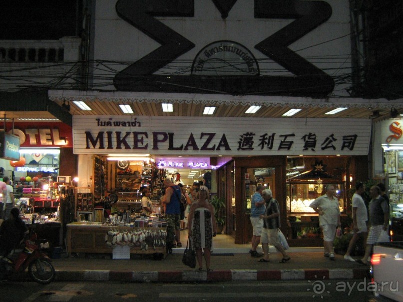 вход в отель с первой улицы