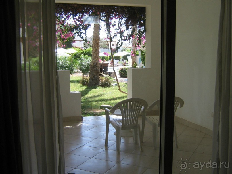 выход из нашего номера к большому бассейну