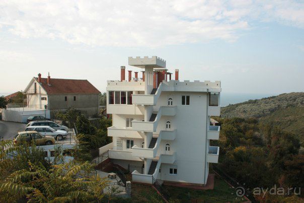 Общий вид апартотеля со стороны сосновой рощи