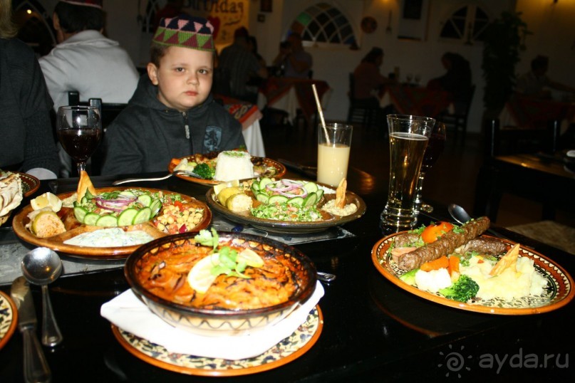 ресторан арабский. Невозможно все съесть, такие порции. Асе очень вкусно