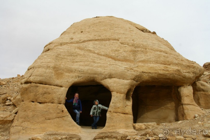 Сказочная Петра.Внутри осталась копоть от кухонь где готовили еду древние жители