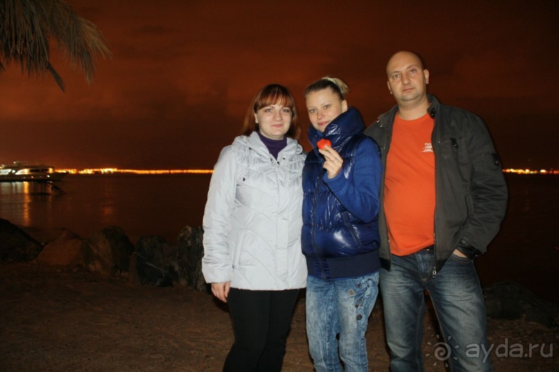 кушать клубничку на берегу Синая, слева огни Израиля, прямо Саудовской Аравии,слева Иордании...все эти страны дают неописуемые краски вечером,это больше чем круто!