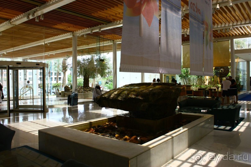 Isrotel Royal Beach 5* – большая и солидная гостиница прямо на берегу Красного моря. 