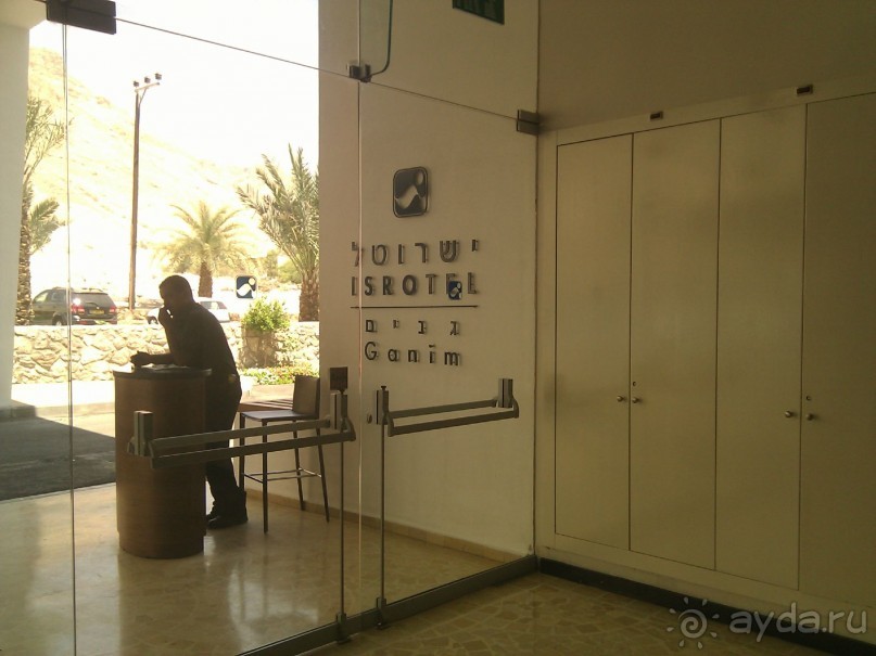 Вход в отель