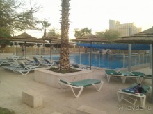 Бассейн на территории отеля Leonardo Inn