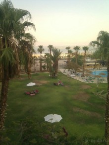 Территория отеля Leonardo Inn