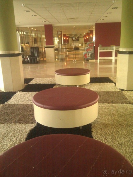 В лобби отеля Leonardo Inn