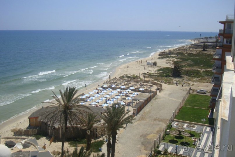 Вид из отеля на пляж и море