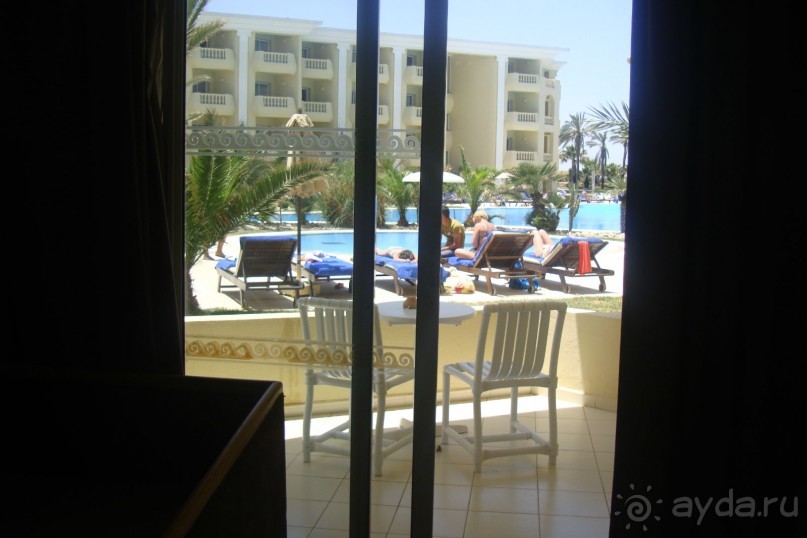 Вид из номера на бассейн