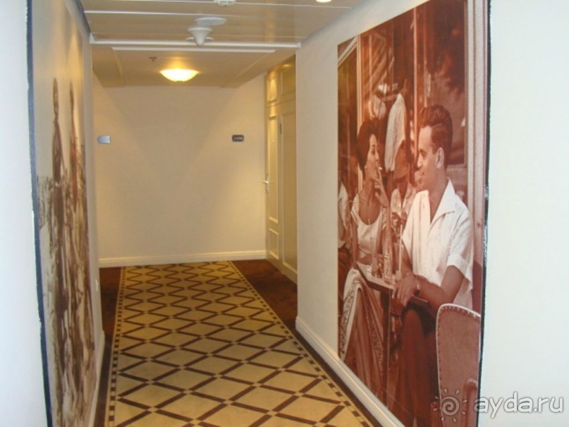 В коридоре отеля