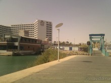 Crowne Plaza находится на берегу очень красивой лагуны