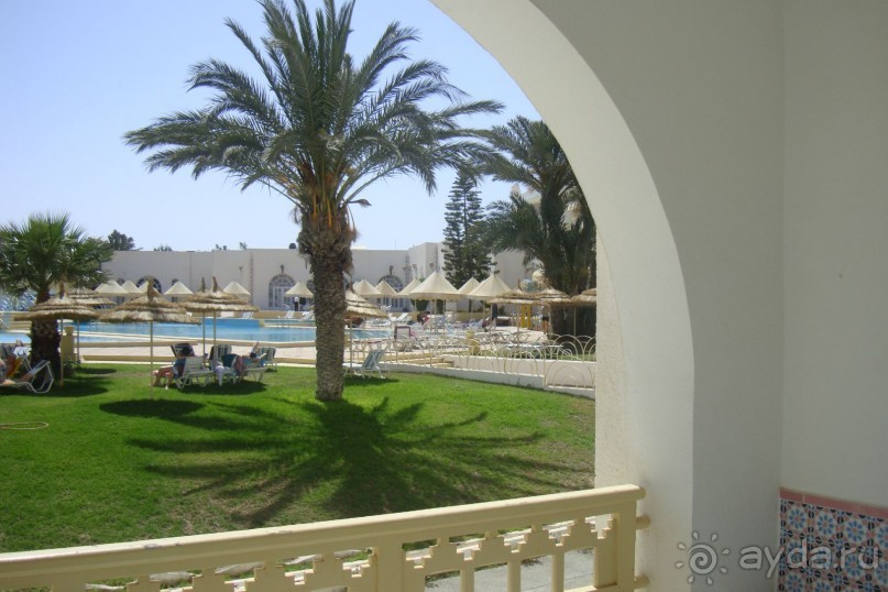 Вид из номера на территорию отеля