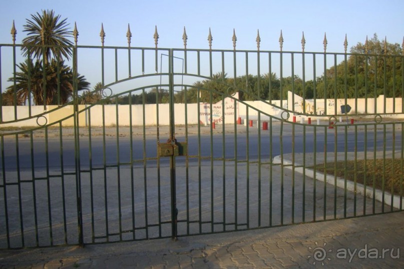 Пляж находится за воротами