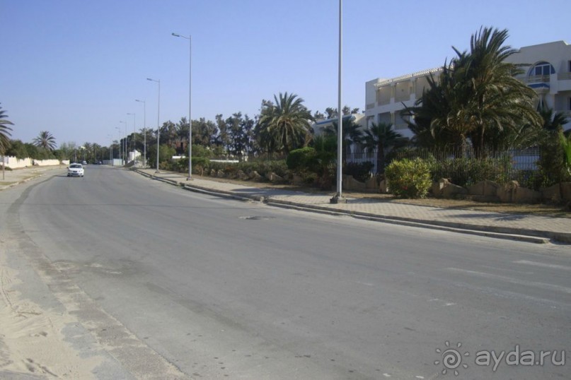 Через эту дорогу от отеля расположен пляж