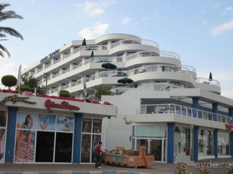 Club Hotel стилизован под большой белоснежный корабль 