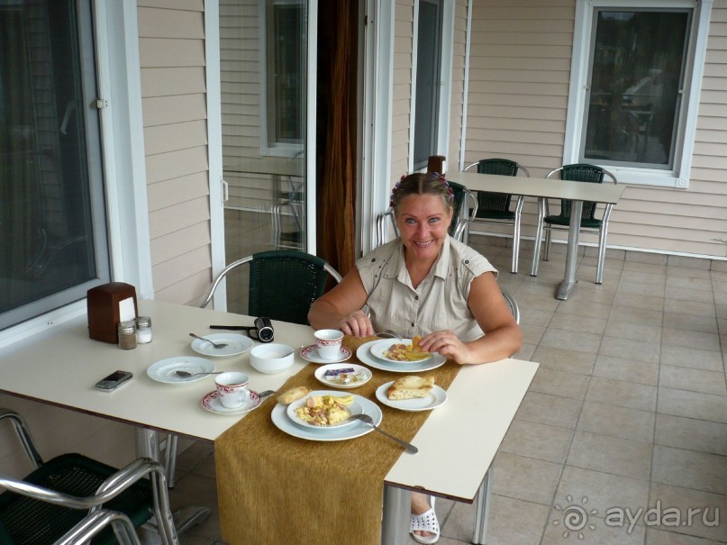 Завтрак на веранде ресторана